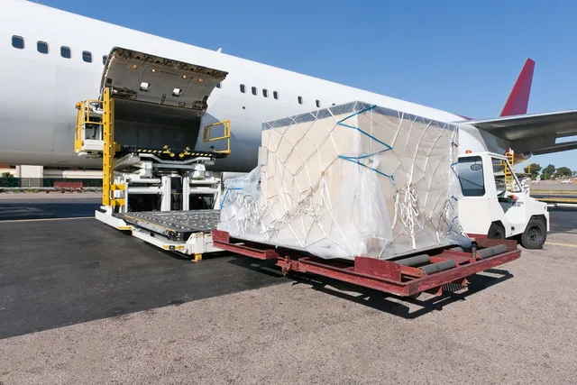 loading-cargo-plane